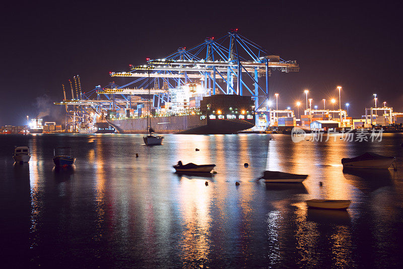 Birżebbuġa，马耳他:夜间国际港口。