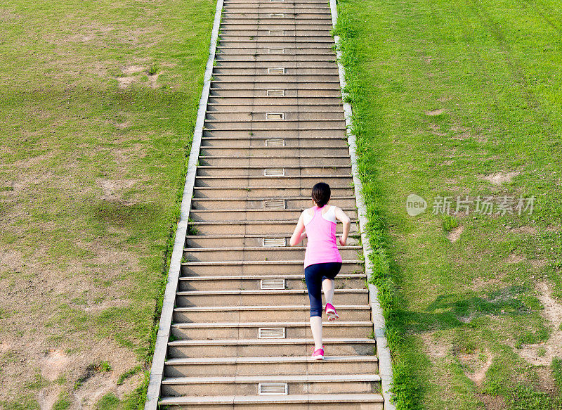 年轻女子在石阶前奔跑