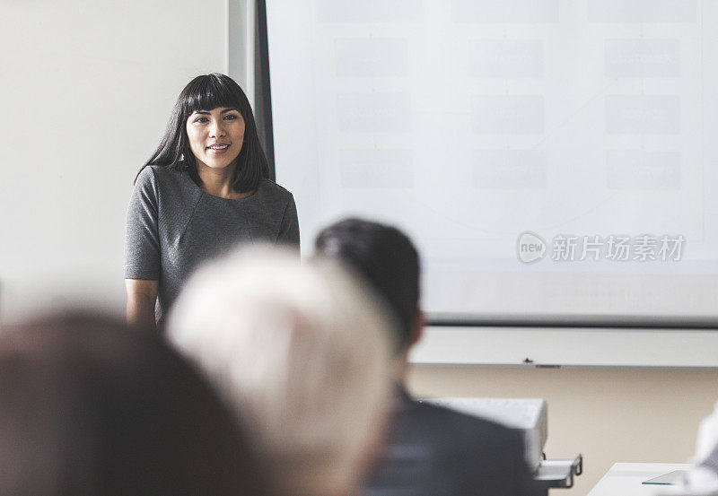 女商人在做演讲