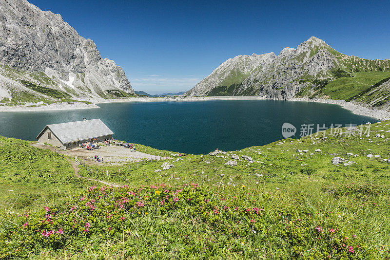 山中湖边的小屋