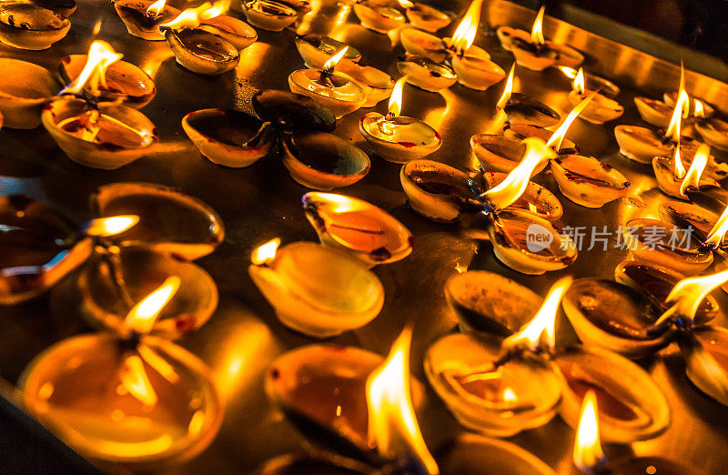 亚洲寺庙祈祷蜡烛