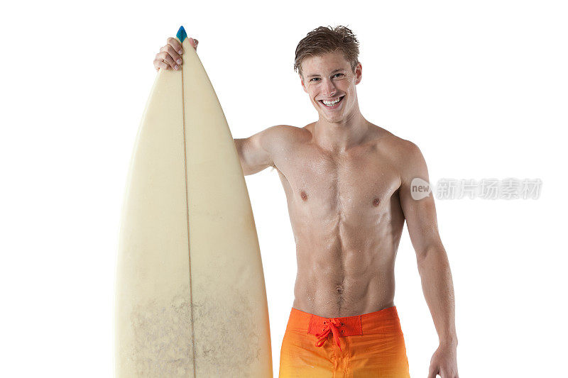微笑的男性冲浪者站在一个冲浪板