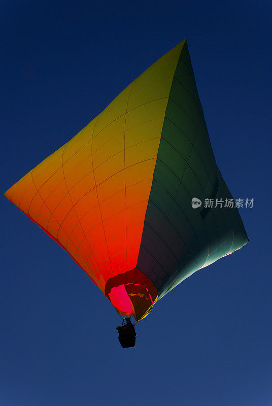 日出时三角形的热气球剪影