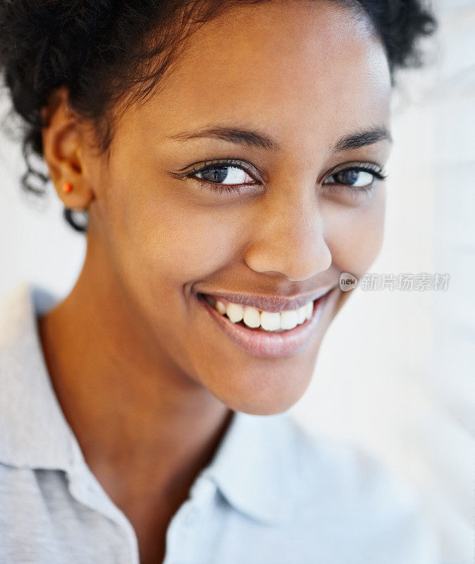 一个微笑的非洲裔美国年轻女士的肖像