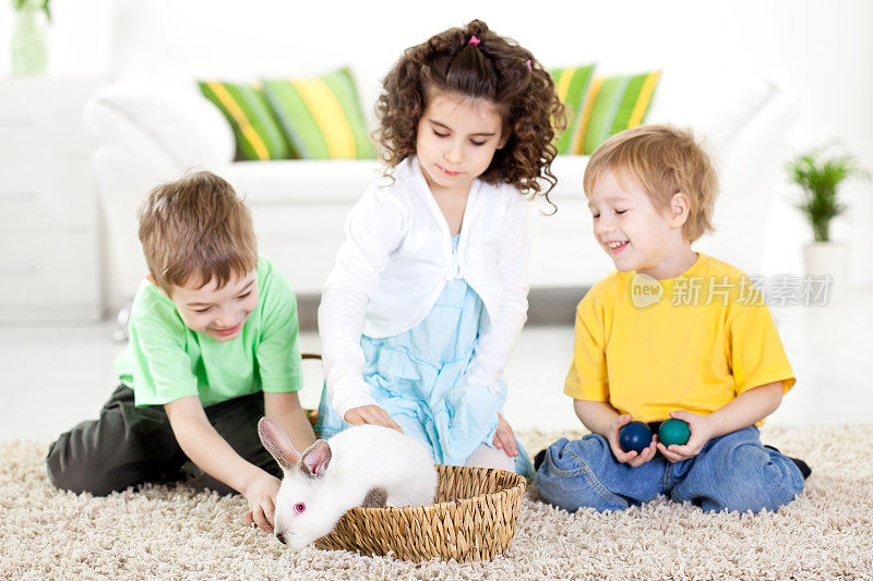 孩子们在玩复活节兔子