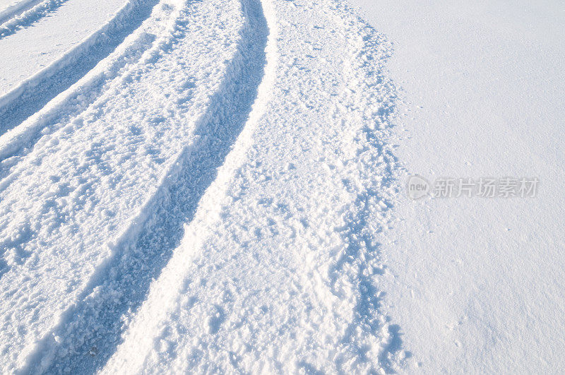 雪地上的轮胎印