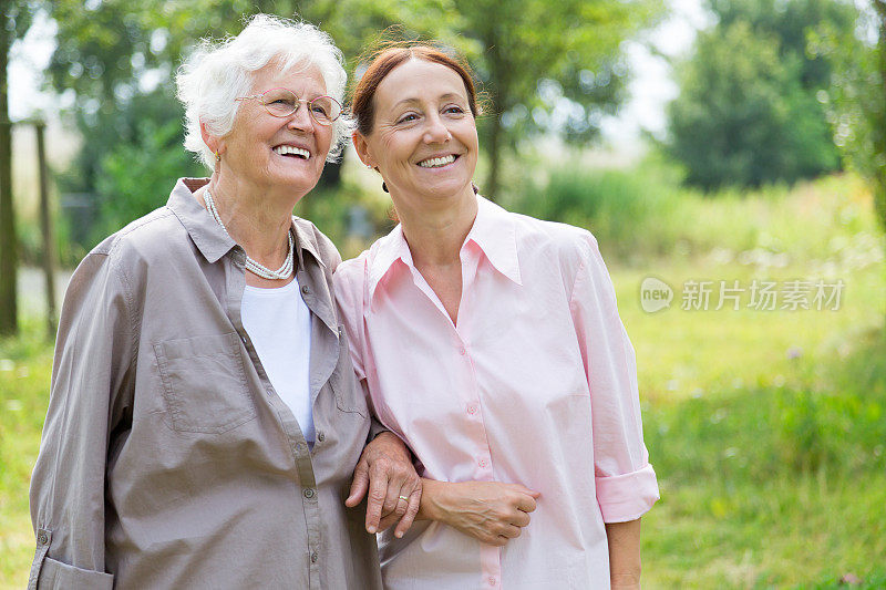 两个女人在户外