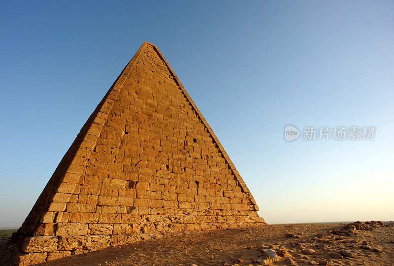 日落时的埃及金字塔，苏丹
