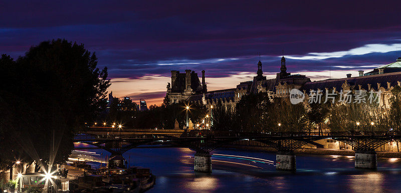 日落时分的巴黎夜景