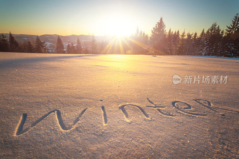 “winter”这个词写在雪地上