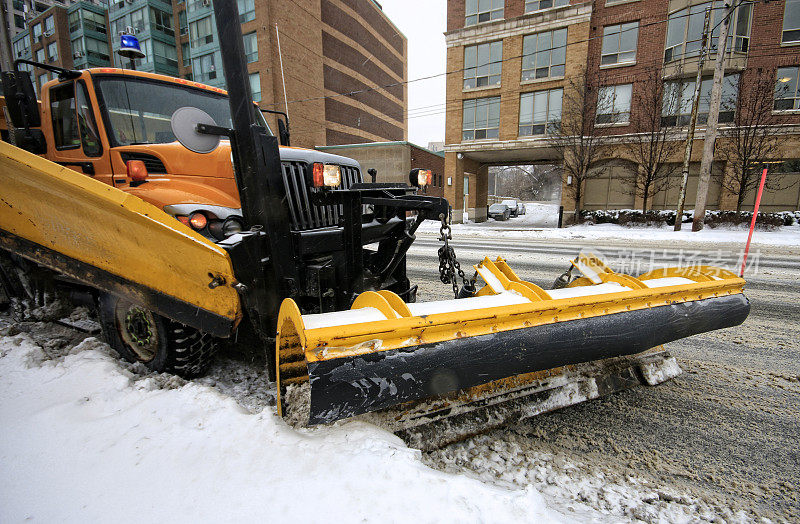 城市道路上的扫雪车