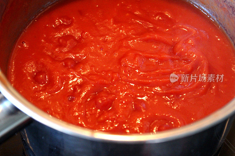 这是用平底锅煮意大利面的自制番茄酱