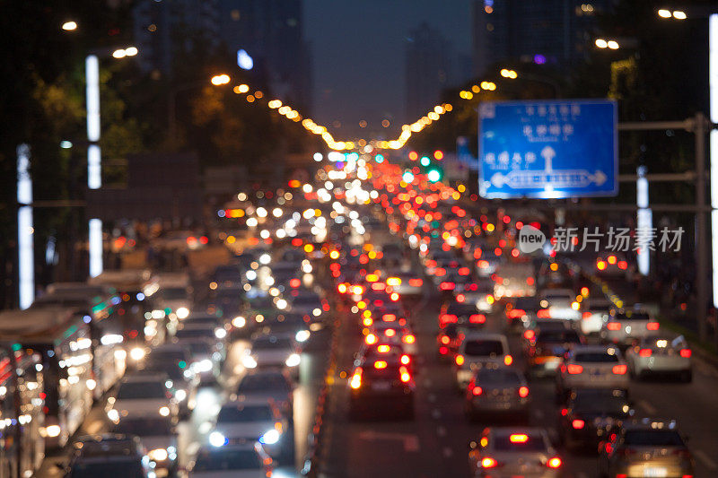 超级交通堵塞:城市高峰时段的夜景