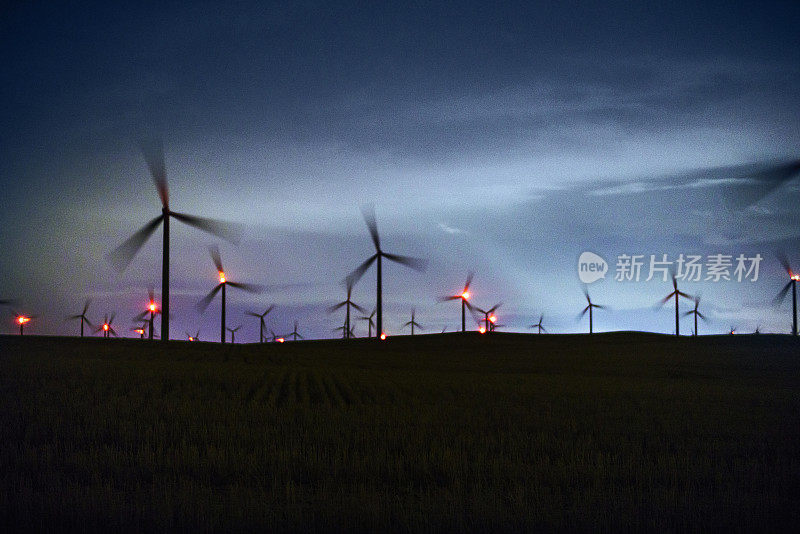 风力发电厂夜间，由航空安全灯照明