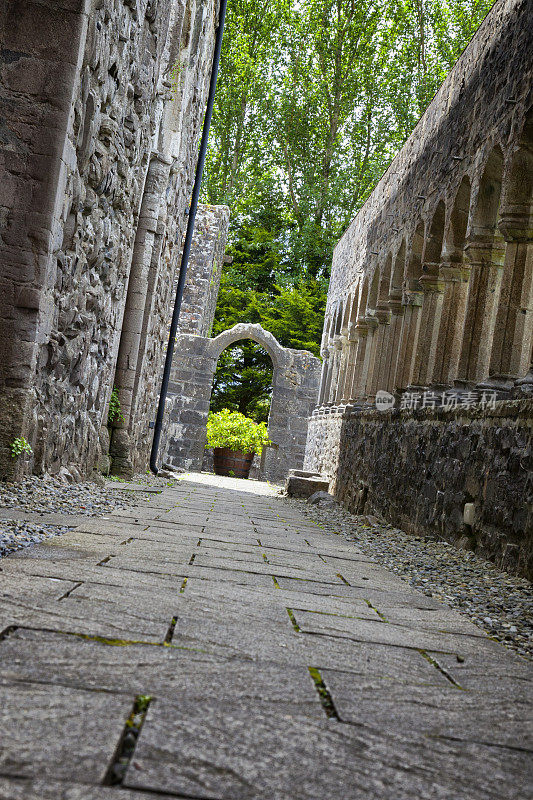 爱尔兰梅奥郡的Ballintubber修道院柱廊。