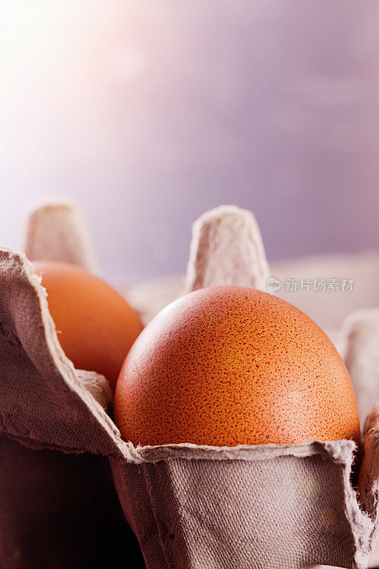 新鲜鸡蛋，棕色斑点，装在硬纸盒里