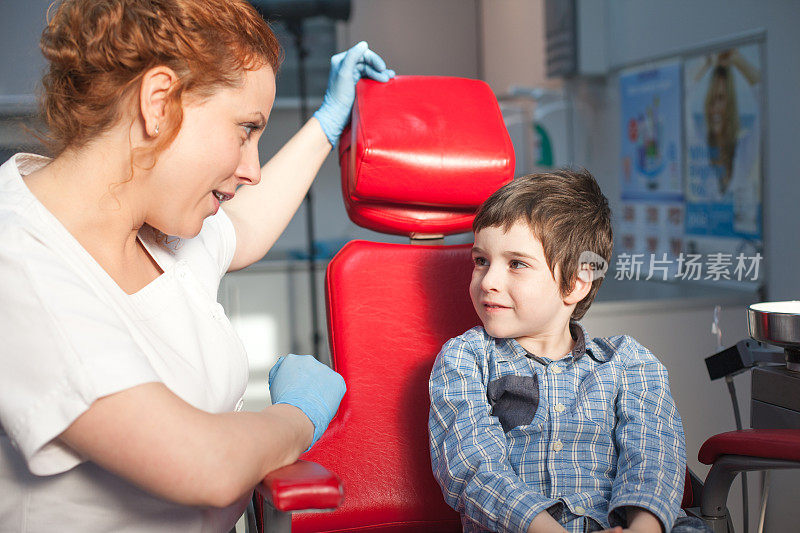 牙医和一个年轻病人