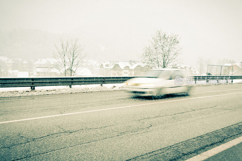 在下雪时快速行驶的汽车