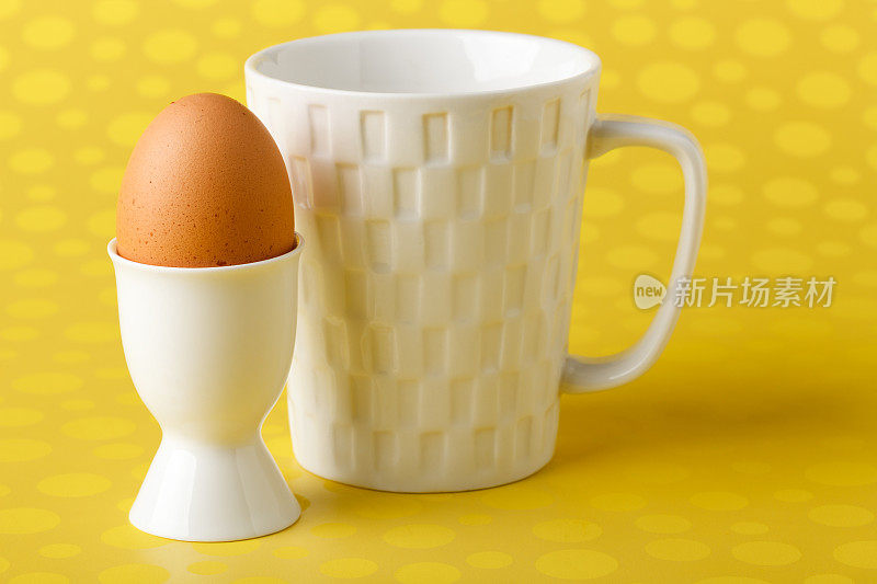 鸡蛋配咖啡杯