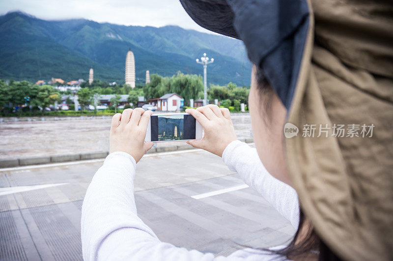 美丽的女人在拍照的三塔在中国