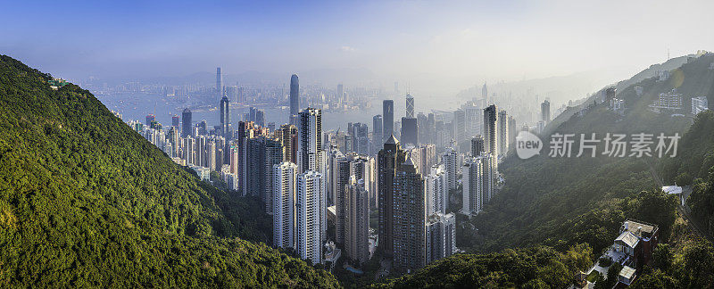 香港日出摩天大楼拥挤的城市景观和海港全景中国