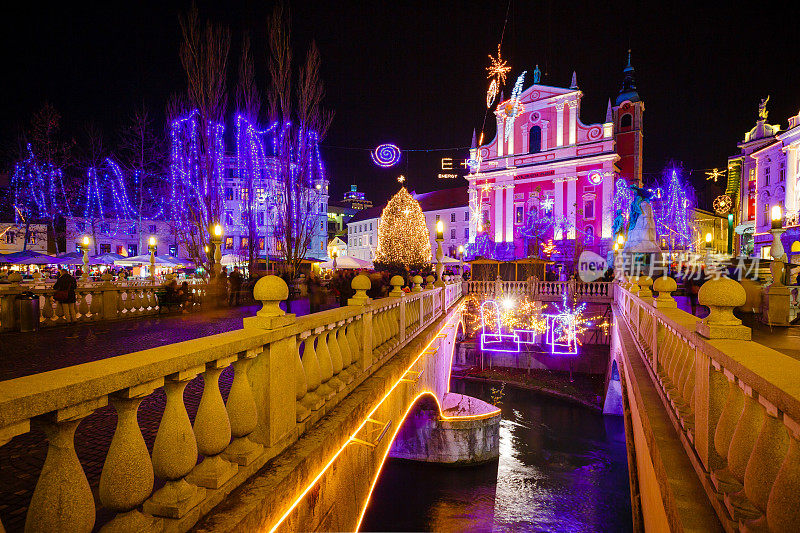 圣诞节装饰了卢布尔雅那的三座桥