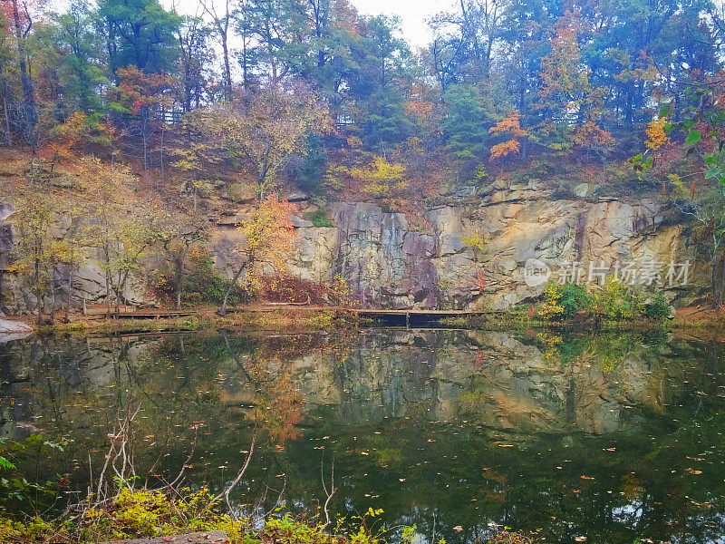 贝尔岛采石场池塘瀑布反射，攀岩，里士满，弗吉尼亚州