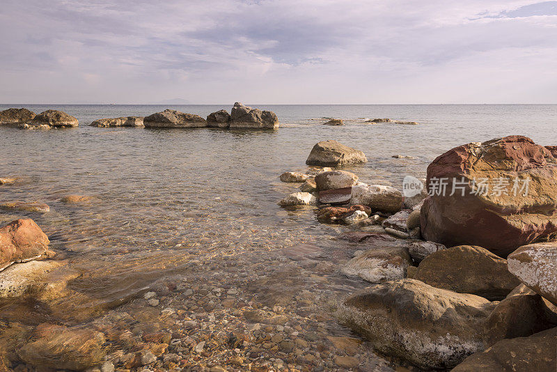 岩石希腊岛海滩和爱琴海