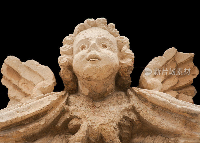 18世纪巴洛克石制小天使的黑色背景