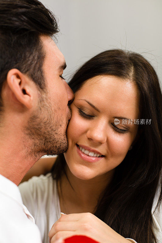 年轻夫妇亲吻