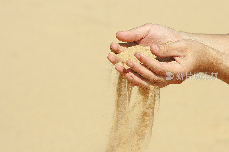 沙子从指间滑落