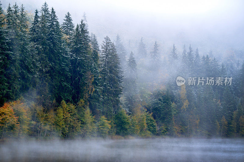 秋色山水在山中