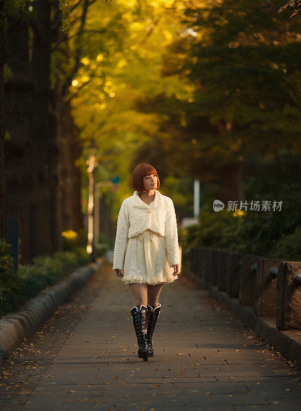日本小女孩走路