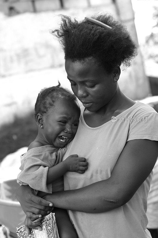 非洲母亲和哭泣的婴儿