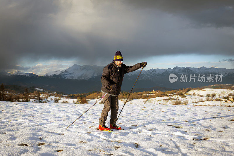 成熟男子越野滑雪在朱利安阿尔卑斯山斯洛文尼亚欧洲