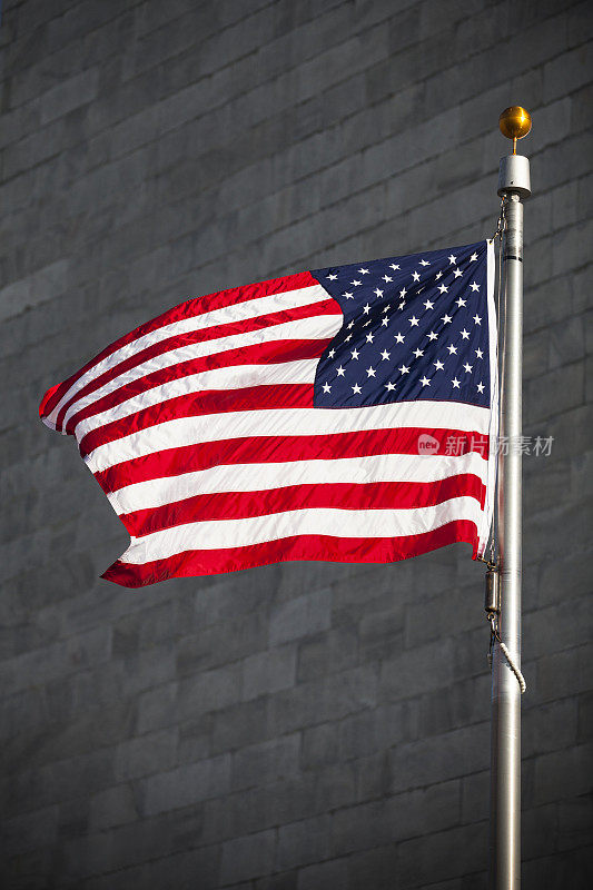 华盛顿纪念碑旁的旗帜