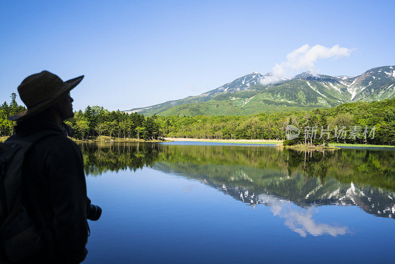 日本北海道延子湖上的人看着山上的倒影