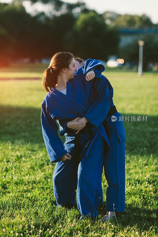 女孩练习合气道