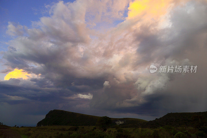 梦幻般的天空景观:戏剧性的风暴云景，阿根廷巴塔哥尼亚