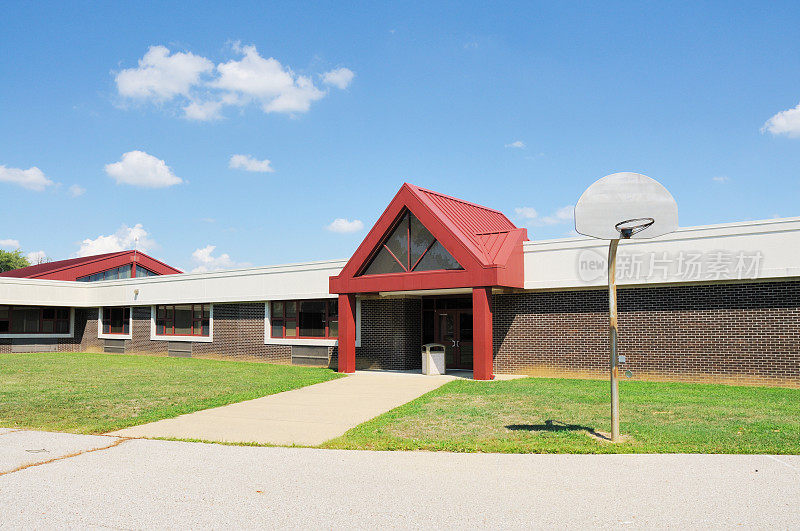 空的公立小学建筑和操场