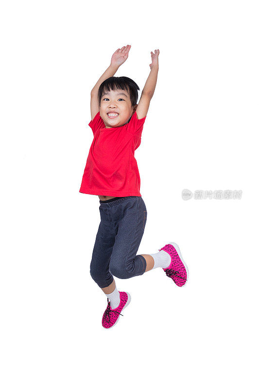 亚洲华人小女孩跳起来，挥舞着她的手