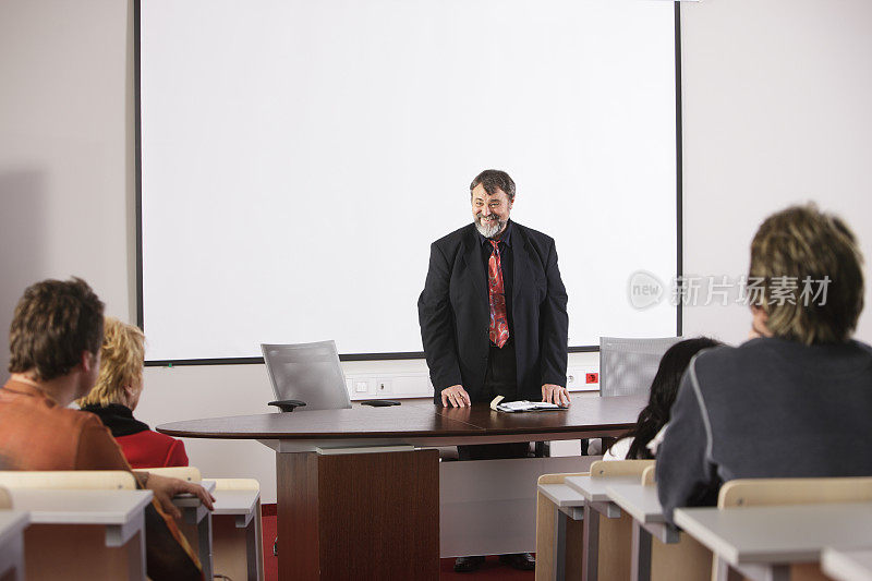 男老师在混合年龄的学生面前