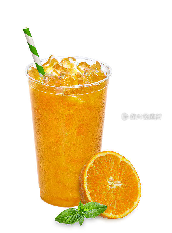 外卖杯里的橙汁被孤立在白色的背景上