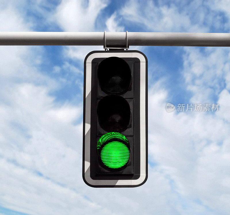 交通信号灯-天空下的绿光