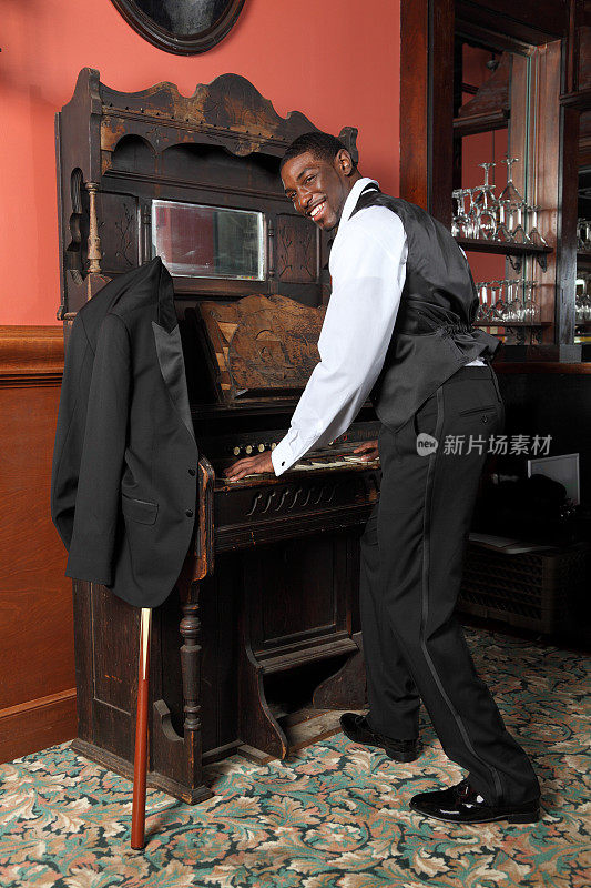 非裔美国男子在酒吧里弹奏钢琴
