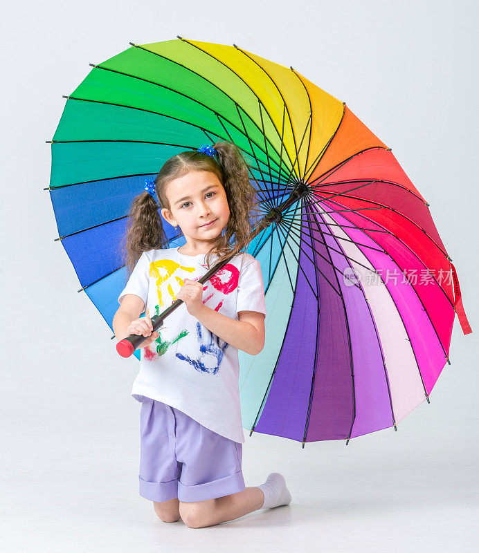 可爱的学校女孩与五颜六色的伞
