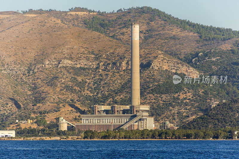 土耳其博德鲁姆附近的戈科娃湾爱琴海沿岸有烟囱的燃煤火电厂