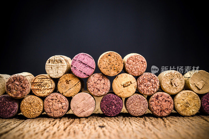 木质背景上的葡萄酒软木塞