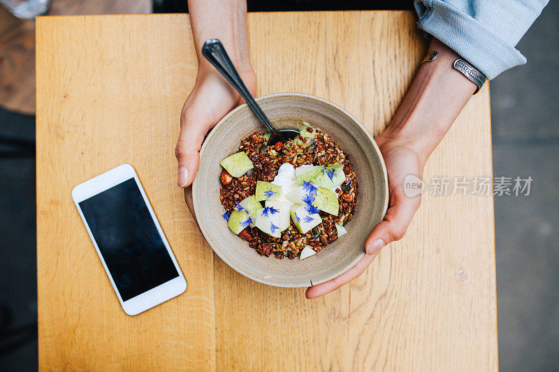 年轻女子在伦敦享受健康的麦片粥早餐