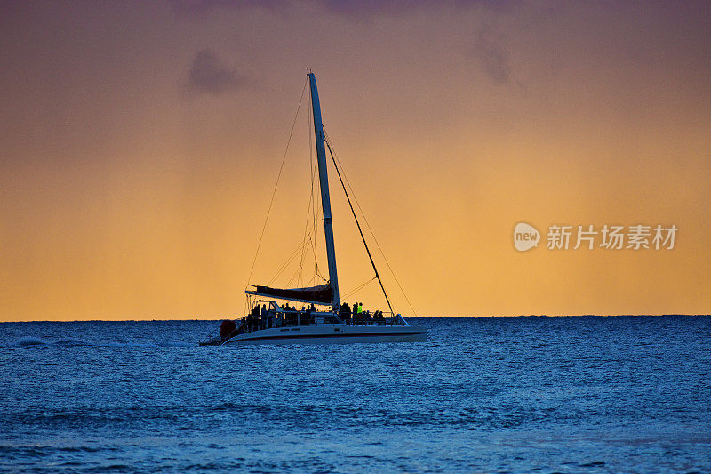 夏威夷考艾岛，泊普海滩，日落帆船之旅